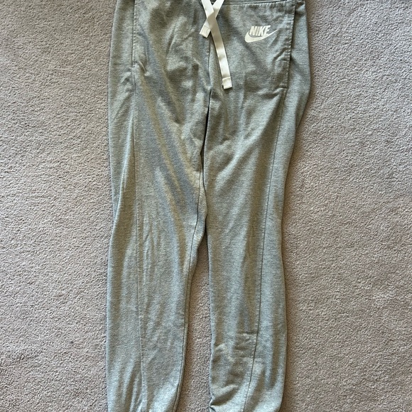 NIKE Youth Joggers. - Picture 1 of 3